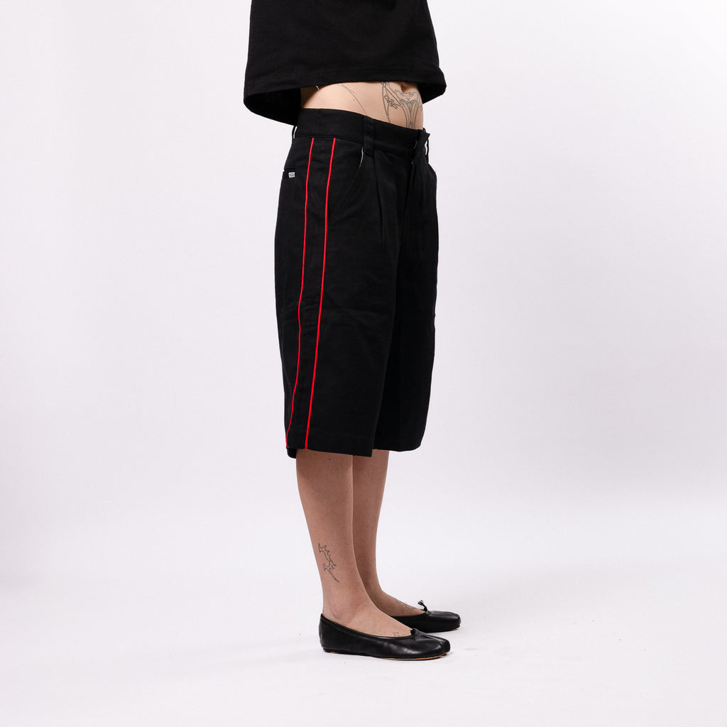 BERMUDA SHORT BLACK/ RED PIPING