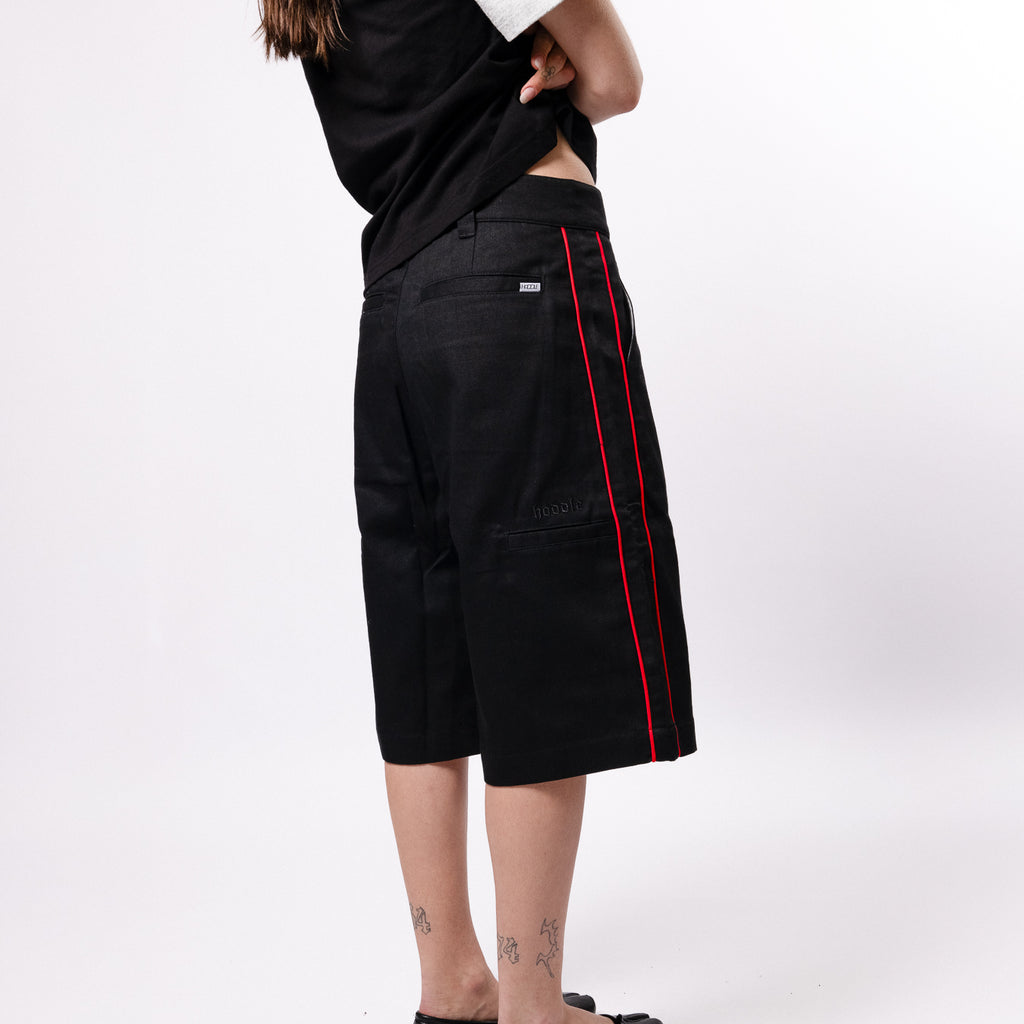 BERMUDA SHORT BLACK/ RED PIPING